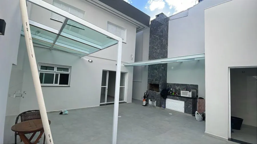 Imagem Sobrado amplo, com 3 dormitórios, sala, cozinha, banheiro.