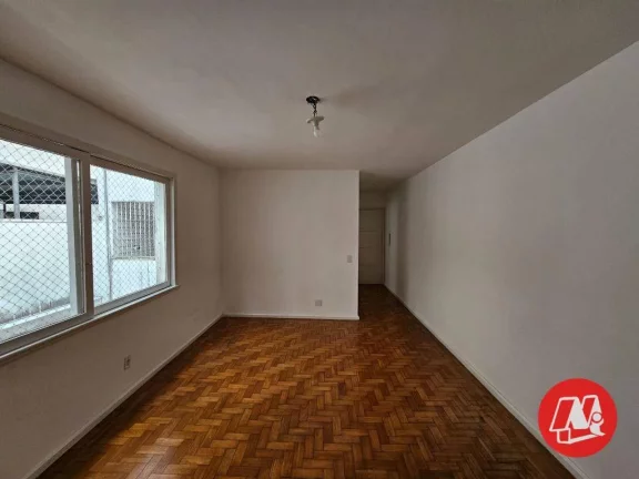 Imagem Apartamento 3 dormitórios (1 suíte). Dependência com wc auxiliar e sacada.