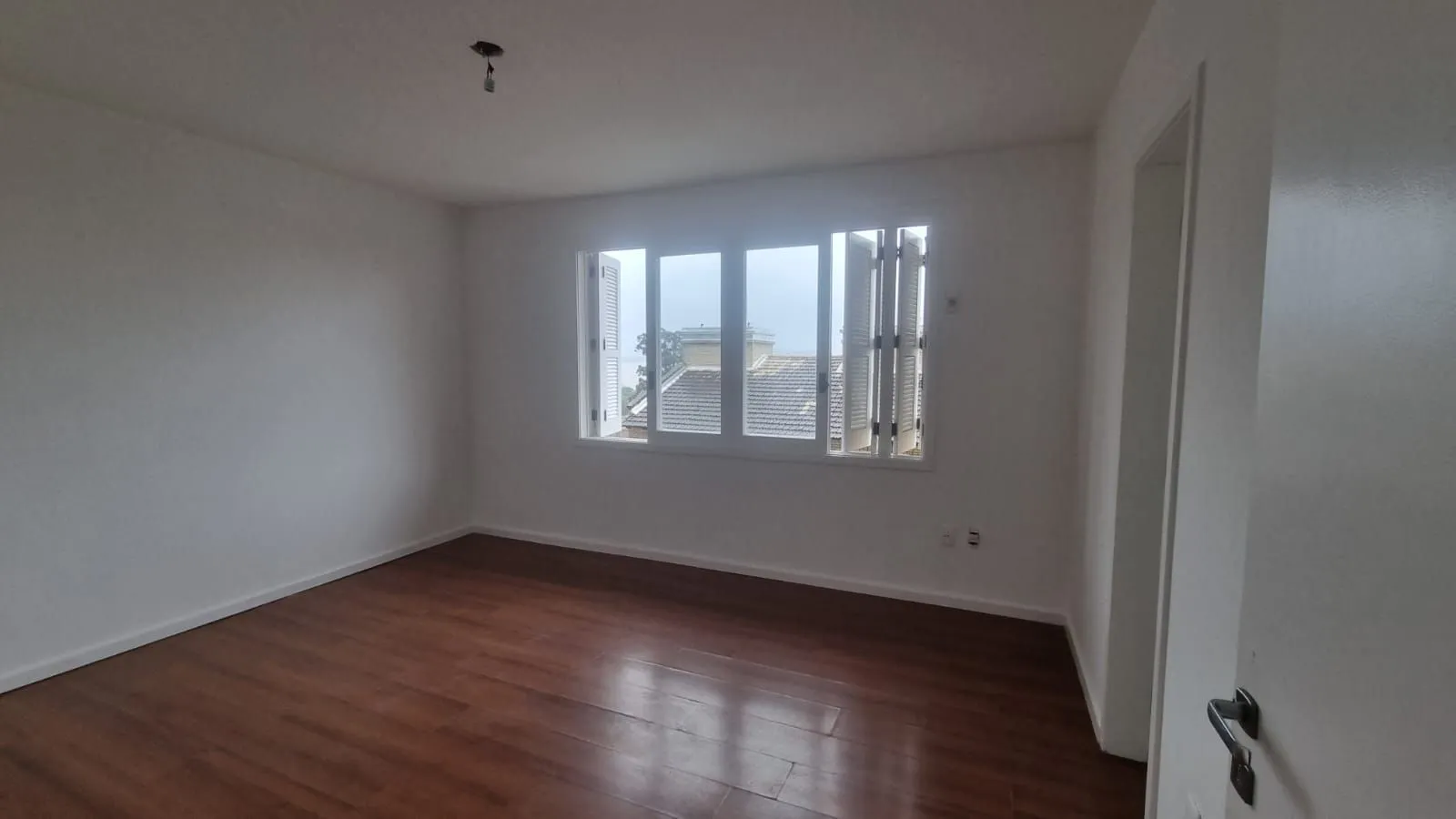 Imagem Casa Reformada de 197mq no Condomínio Villa Dei Fiori - Bairro Tristeza a venda na Zona Sul de Porto Alegre.