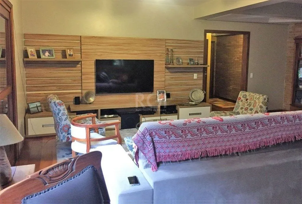 Imagem Casa de 270m² - 3 dormitórios, 1 suíte, churrasqueira, pátio e 3 vagas de garagem