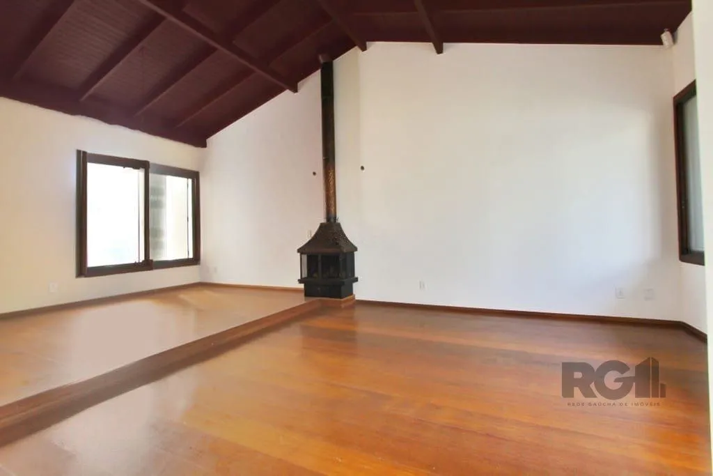 Imagem Excelente casa de 324m² com 4 dormitórios e 2 vagas.