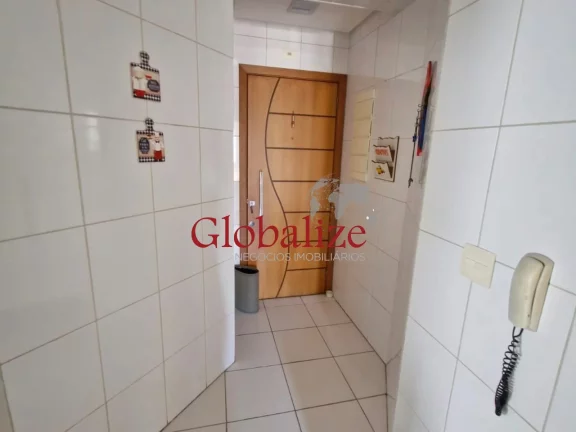 Imagem Apartamento com 3 quartos, 1 suíte e duas vagas de garagem no coração da Pompeia, em Santos. Valor R$ 1.120.000,00.