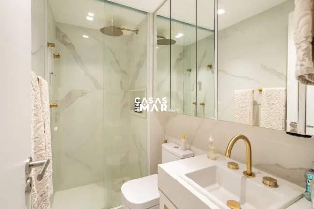 Imagem Apartamento de Luxo no Leblon: 2 quartos, 1 suíte, 2 salas, 2 banheiros, 1 vaga. 133m², próximo à praia, novíssimo, com piscina.
