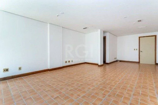 Imagem Sala comercial na Av Carlos Gomes com sacada DESOCUPADA
