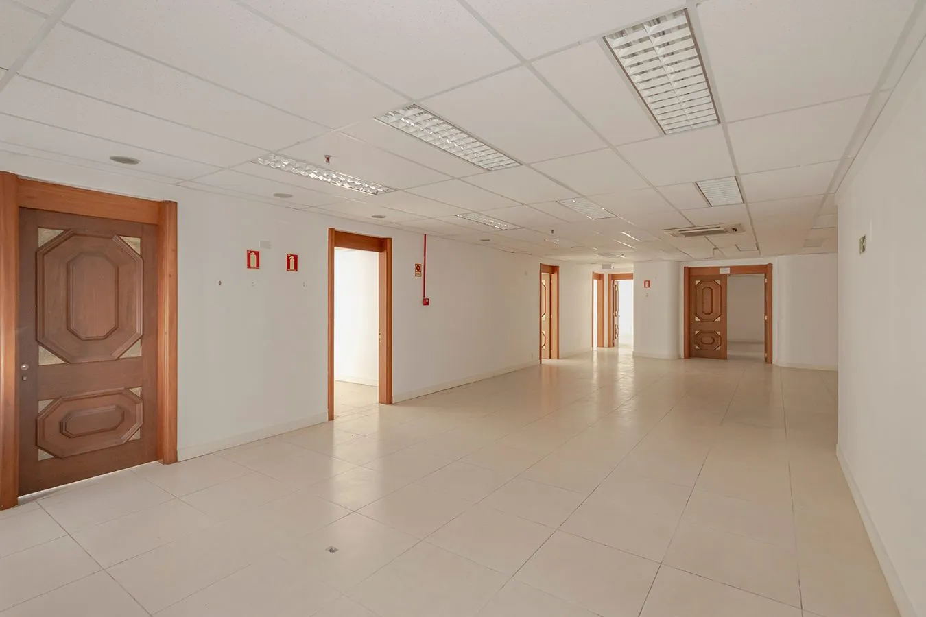 Imagem Conjunto Comercial, meio andar inteiro com várias salas e salão!