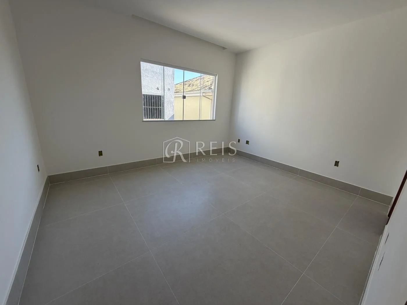 Imagem Casa para Venda em Rio das Ostras, Recreio, 4 dormitórios, 4 suítes, 6 banheiros, 2 vagas