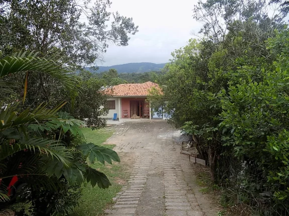 Imagem Imperdível! Casa Charmosa em Garopaba-SC com 3 Quartos, 2 Banheiros e Perto das Dunas!