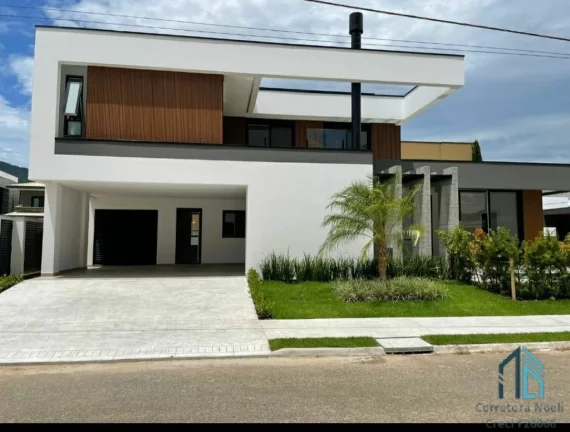 Imagem Casa a venda, Alto padrão, 04 suítes, piscina, no centro de Camboriú SC