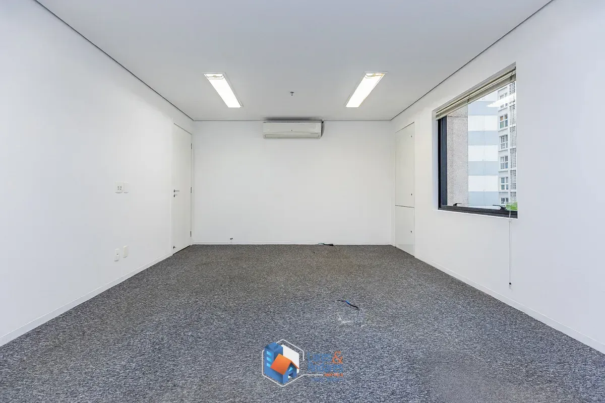 Imagem Conjunto comercial para venda em Cerqueira César, 90m²