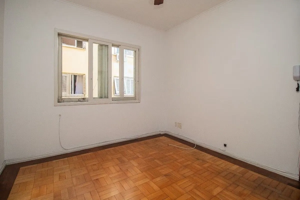 Imagem Apartamento de 1 quarto à venda no Edifício Britânia na Avenida Independência em Porto Alegre - 45,24 m² Privativos e Portaria 24h
