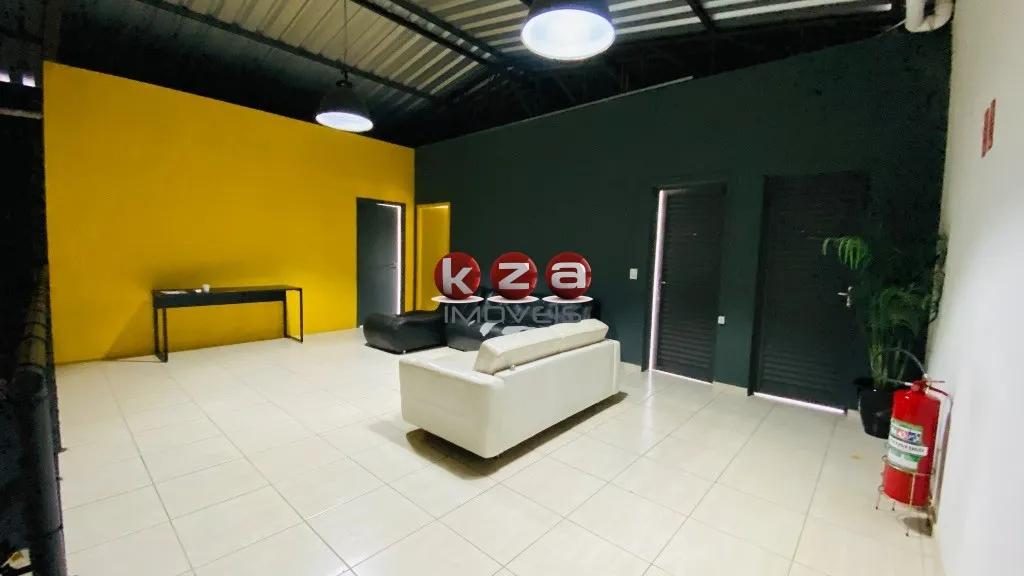 Imagem Barracão Comercial para Locação em Valinhos-SP, Parque dos Cocais: 2 Salas, 3 Banheiros, 2 Vagas e 300m². Venha conferir!