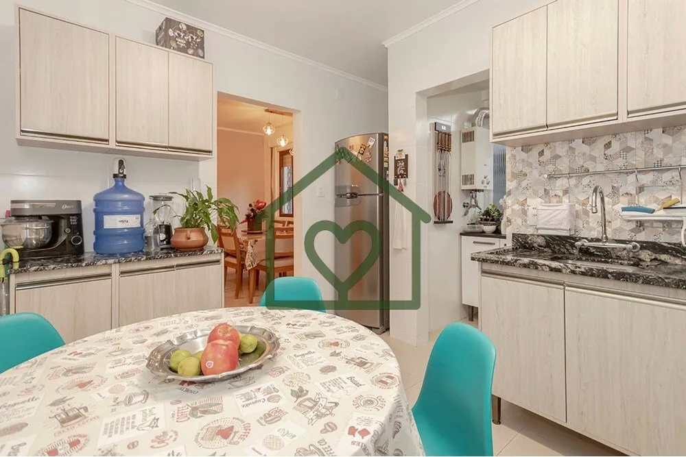 Imagem Descubra a oportunidade de residir em um magnífico apartamento reformado em Porto Alegre, situado n...