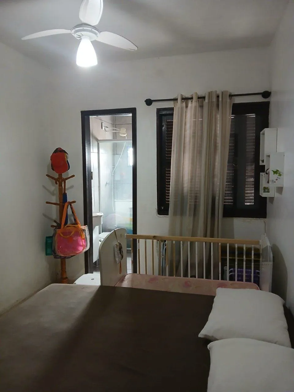 Imagem Casa de 2 dormitórios, com banheiro social, e um living em 2 ambientes, com banheiro Social, e cozinha com área de serviço, mais um patio pra 3 carros, e uma piscina nos fundos...