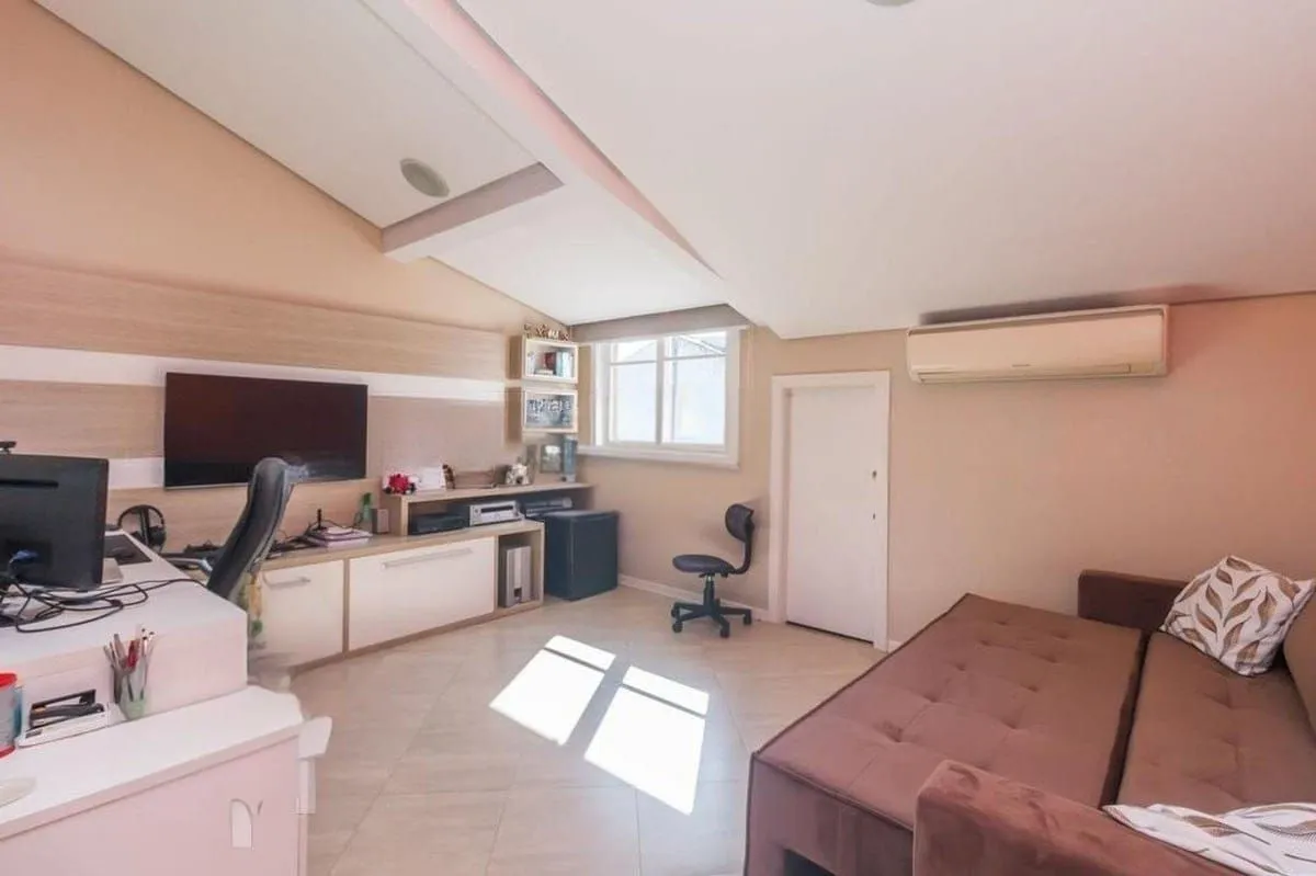 Imagem Casa com 03 quartos no Bairro de Ipanema em Porto Alegre/RS