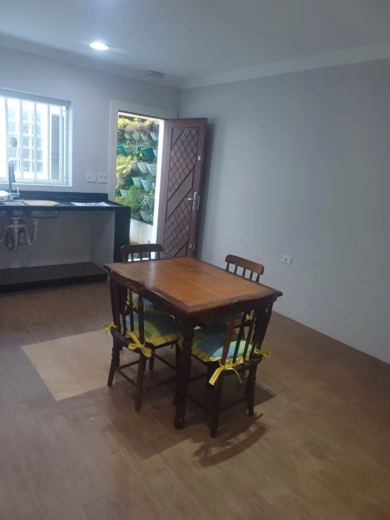 Imagem Casa à venda em Santo André-SP, bairro Santa Maria: 3 quartos, 1 suíte, 2 banheiros, 2 vagas, 136m². Venha conferir!