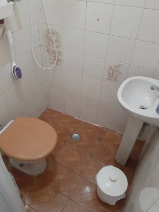 Imagem Casa térrea com 6 metros de frente por 30 metros da frente aos fundos, em lage e telhado, com piso ...