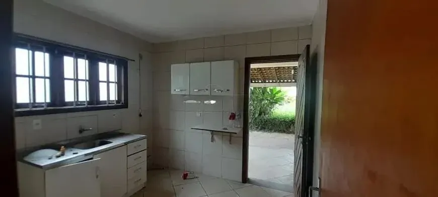 Imagem Casa térrea com 2 dormitórios, amplo pátio e 3 vagas.