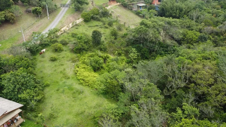 Imagem Terreno de 2.492m² à venda em Ambrósio, Garopaba-SC: oportunidade única perto do centro e praias!
