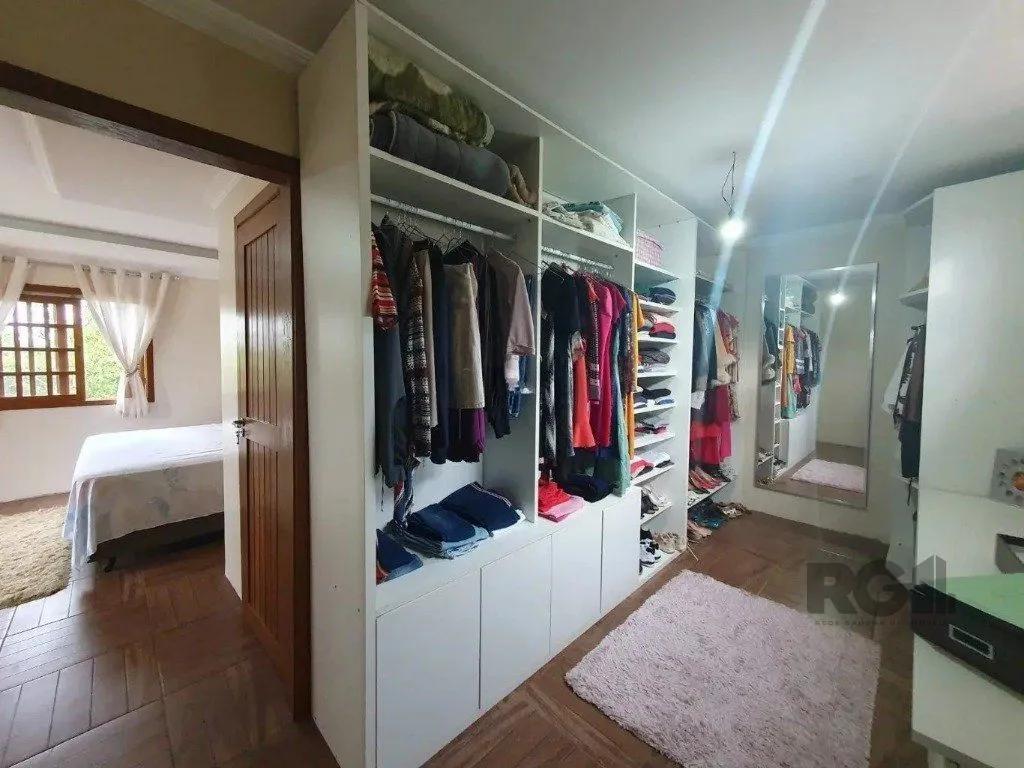 Imagem Casa com 3 dormitórios no bairro Lomba do Pinheiro