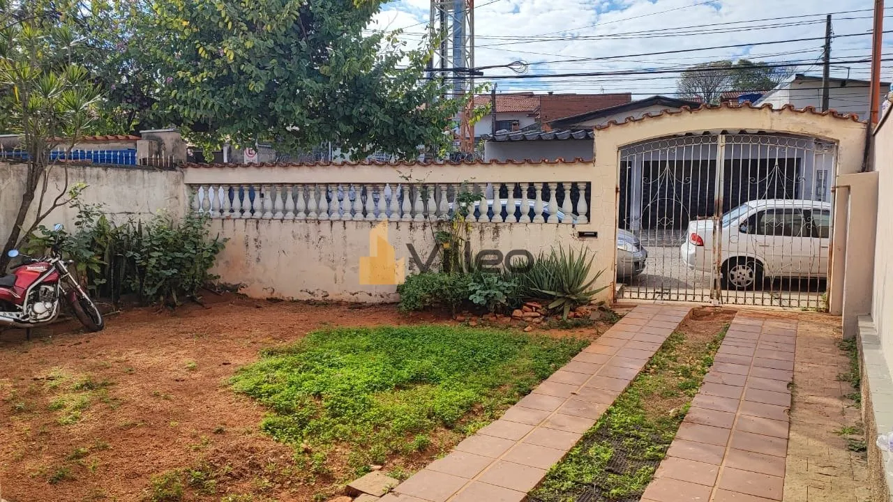Imagem Descubra esta ampla e aconchegante residência localizada em um dos bairros mais desejados da cidade...