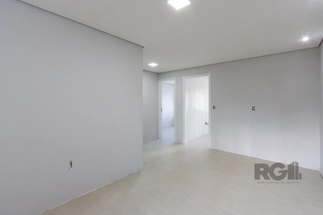Imagem Casa no Bairro Hípica, 100% reformada, 2 dormitórios, 1 vaga de garagem.