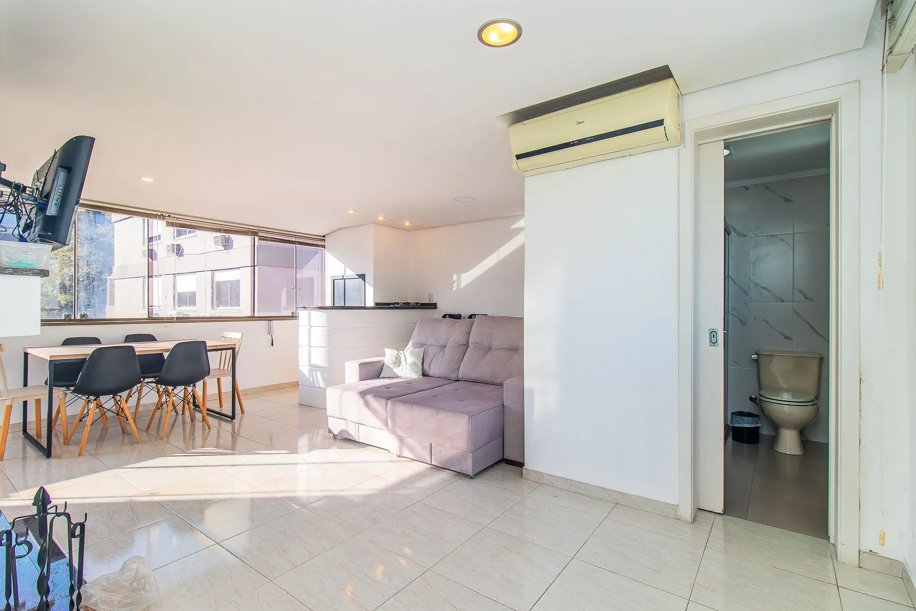 Imagem Amplo apartamento duplex com 2 dormitórios e 1 vaga de garagem.