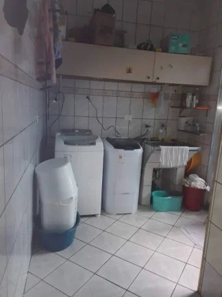 Imagem Imóvel amplo com 3 quartos, sendo 1 suíte, e 4 banheiros no total. garagem para dois autos, sala d...