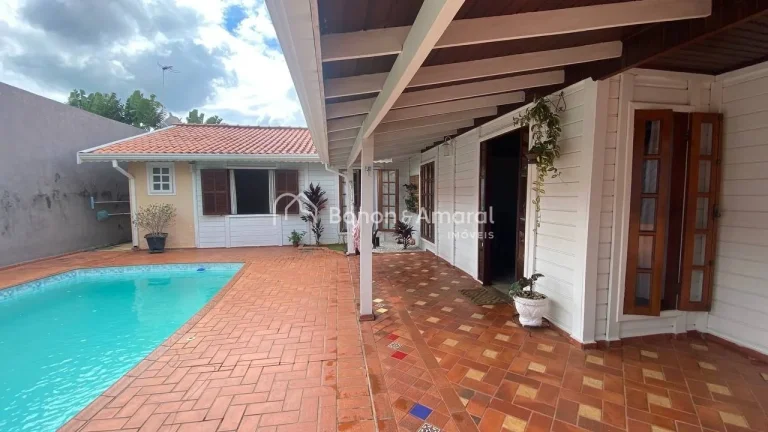 Imagem Casa térrea de madeira, com excelente distribuição. São 3 suítes, sendo 1 suíte máster com hi...