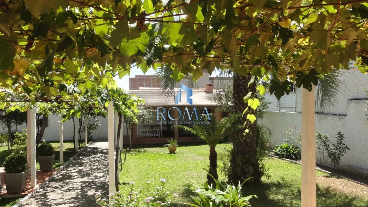Imagem Casa à Venda no Centro de Santa Maria com 5 Dormitórios, Piscina e Salão de Fest