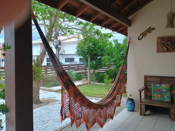 Imagem Espaçosa casa em Garopaba-SC: 3 dormitórios, suíte, jardim e documentação completa.