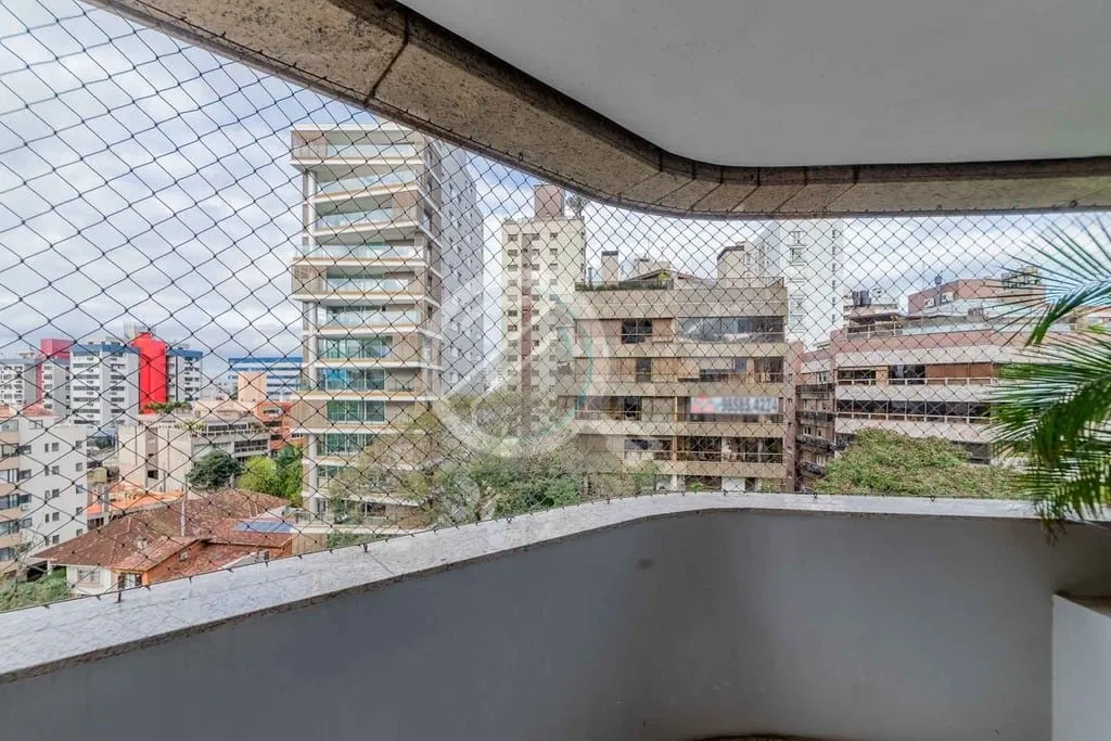 Imagem Apresentamos um sofisticado apartamento no bairro Petrópolis, com 266 m² de área privativa, ofere...