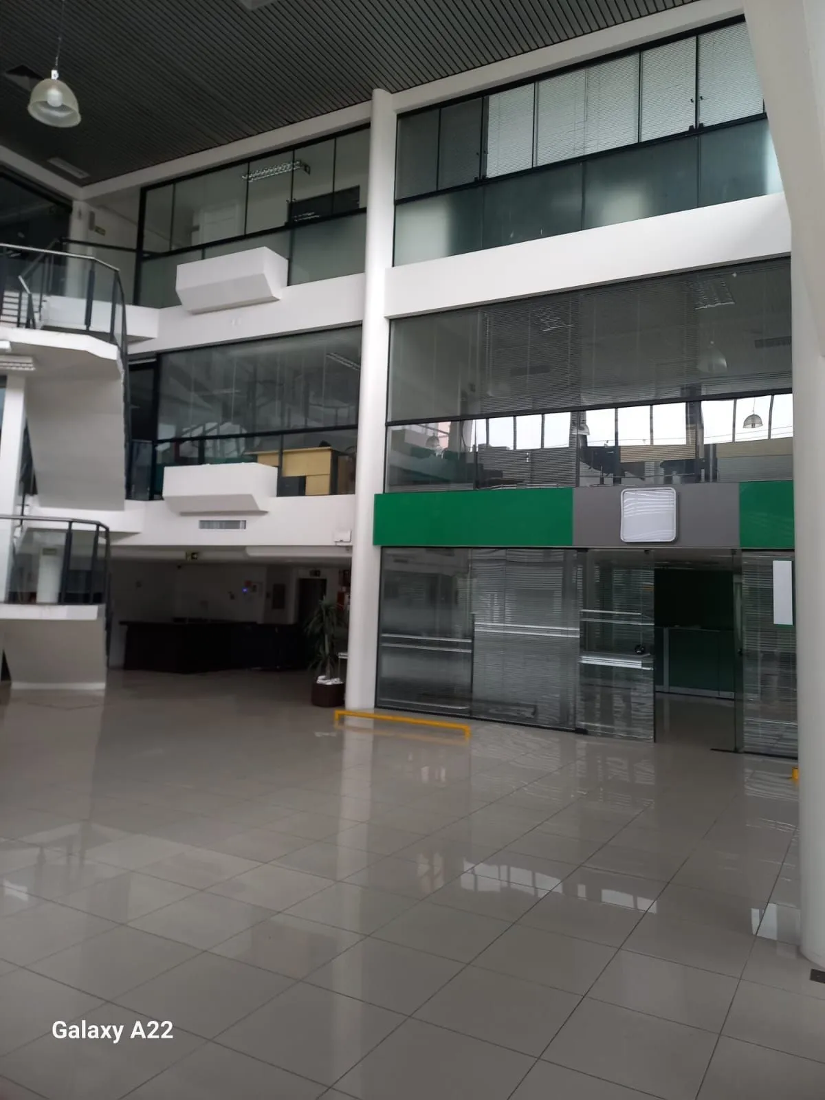 Imagem MÁFFER IMÓVEIS ALUGA LOJA / PRÉDIO COMERCIAL - AV. SERTÓRIO | PORTO ALEGRE/RS Área total: 1.200 m² Aluguel: R$ 48.000/mês Diferenciais do Imóvel Altíssima visibilidade Testada ampla com vitrine Fluxo intenso de veículos