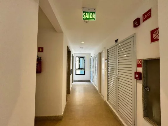 Imagem Excelente studio de alto padrão com varanda a venda no Caminho das Arvores