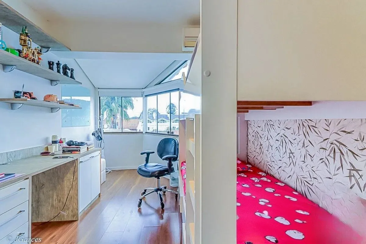 Imagem Casa em Condomínio à venda com 286m², 3 dormitórios, 1 suíte, 3 vagas, no bairro Jardim Isabel em Porto Alegre