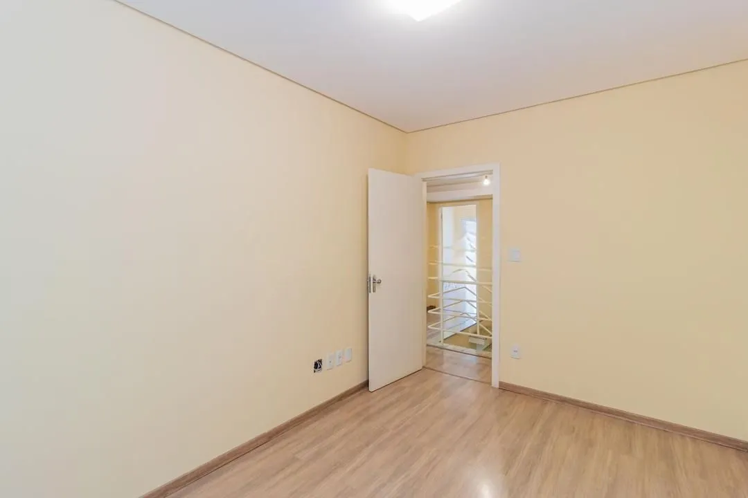 Imagem Casa com 3 dormitórios, suíte, lavabo e amplo pátio.