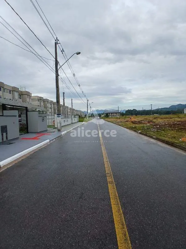 Imagem Sobrado com passagem lateral, 2 Suítes e churrasqueira, à venda no Sertão do Maruim - São José/SC