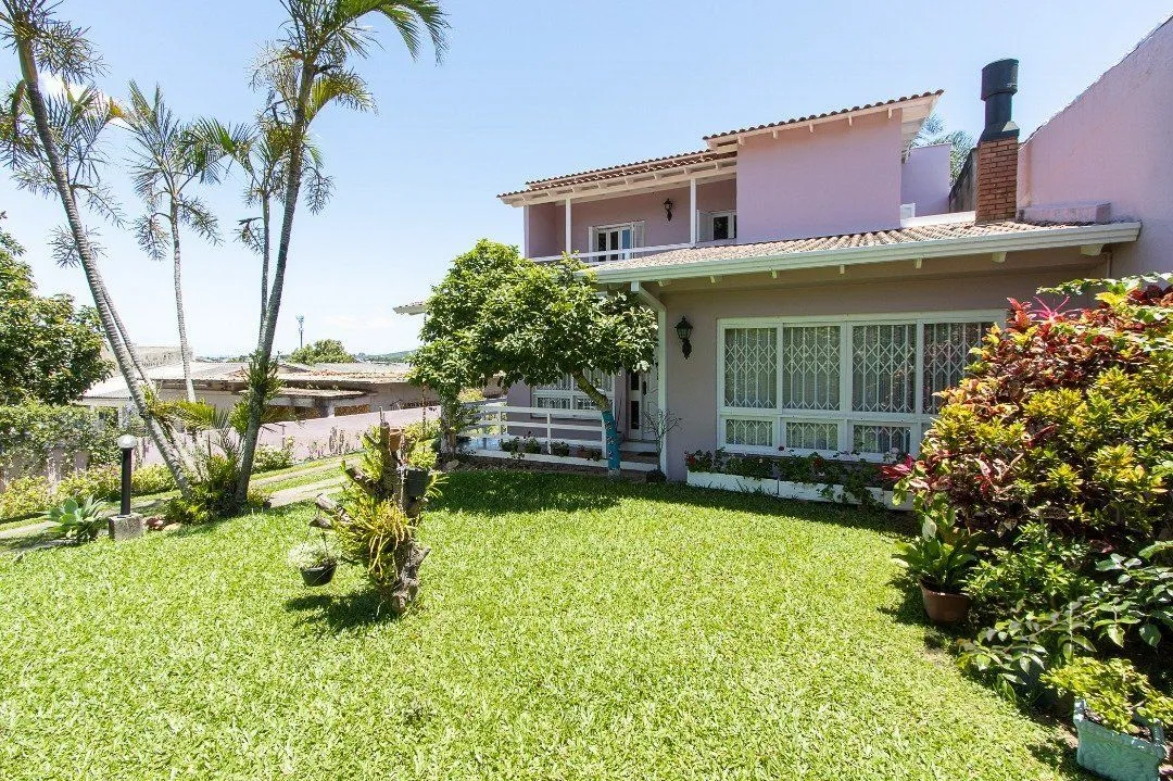 Imagem Casa com 4 quartos, suíte, churrasqueira, lareira, garagem coberta e lindo jardim.