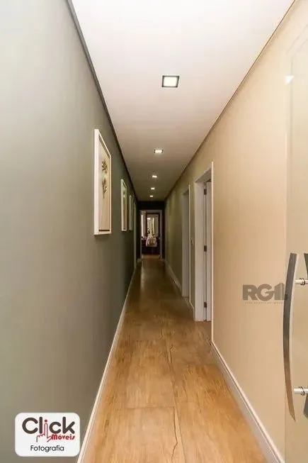 Imagem Apartamento 4 dormitórios, sendo 1 suíte, 193 m² de área privativa e 2 vaga(s) de garagem. Localizado na Rua/Av. Carlos Gomes, no bairro Auxiliadora em Porto Alegre.
