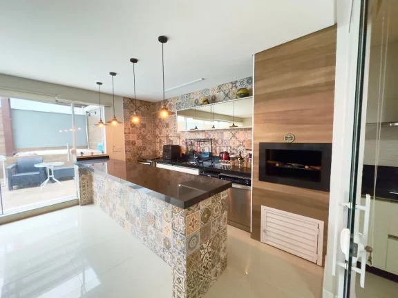 Imagem Belíssima casa com 4 Suítes e 4 vagas no Caledonia