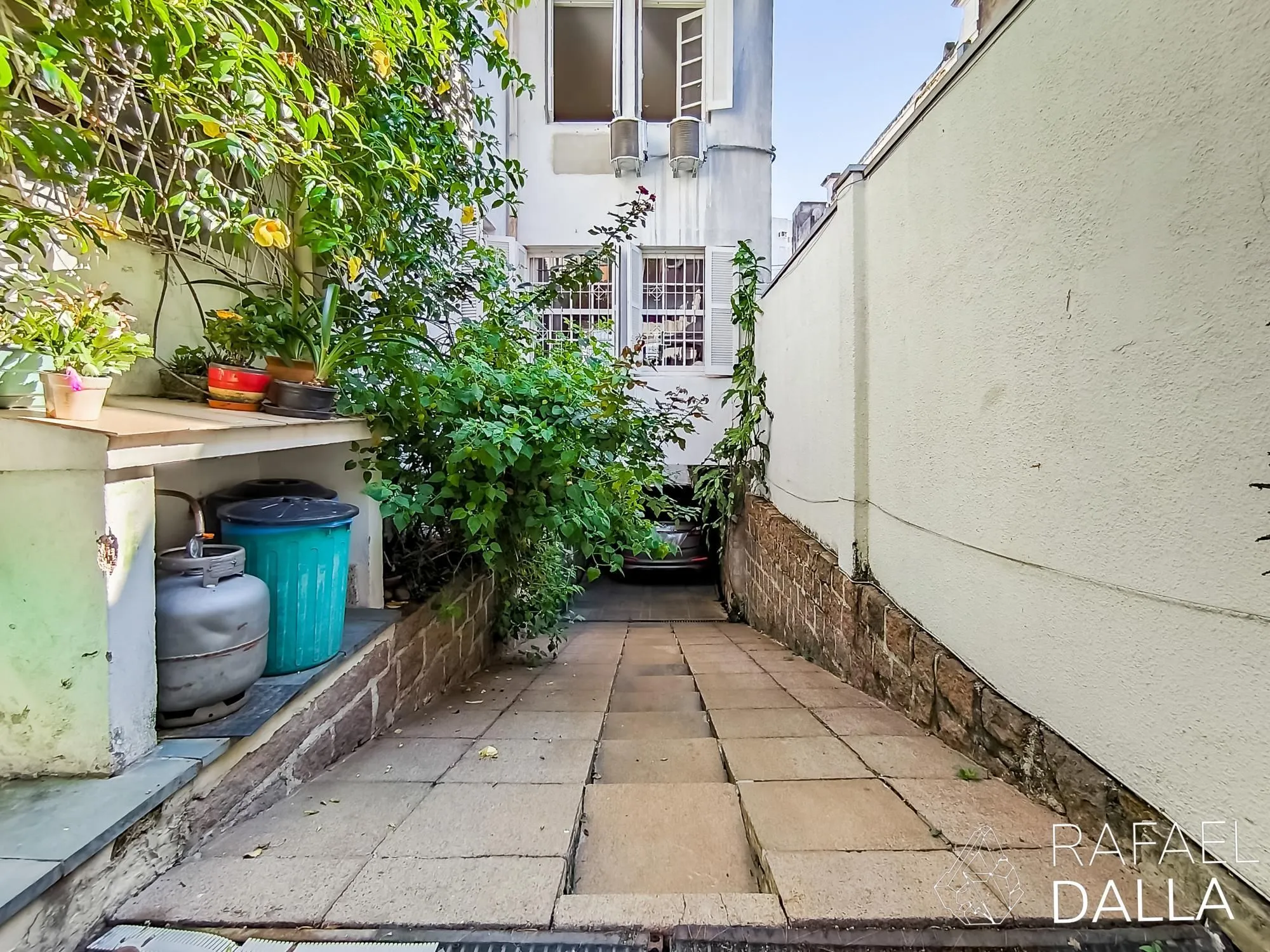 Imagem Casa impecável na Lopo Gonçalves com 4 dormitórios, garagem e pátio amplo