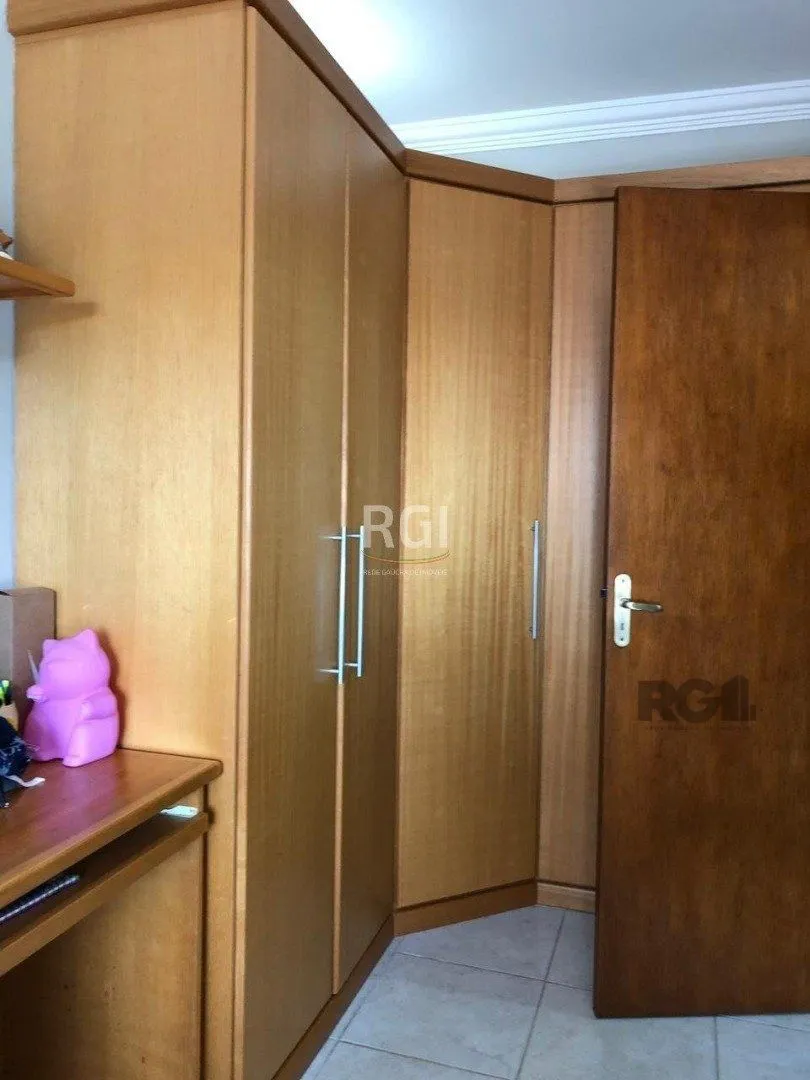 Imagem Casa residencial de 3 dormitórios sendo um uma suíte localizada no bairro Guarujá.