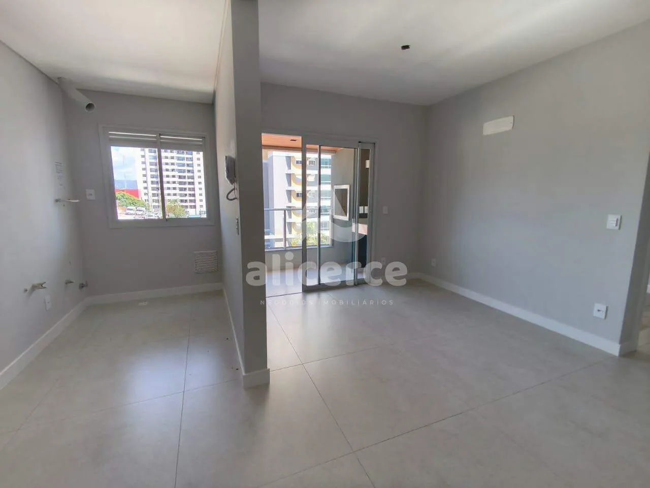 Imagem Apartamento à venda com 2 quartos 1 suíte, 66,23m² em Barreiros São José