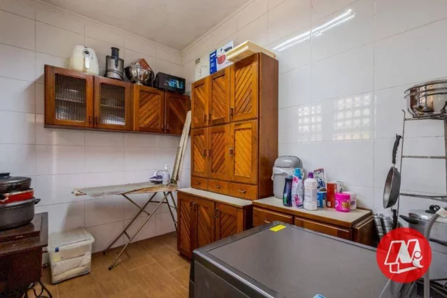 Imagem No bairro Rio Branco, casa de 337 m², semimobiliáda, 4 dormitórios, 3 vagas, jardim com piscina.