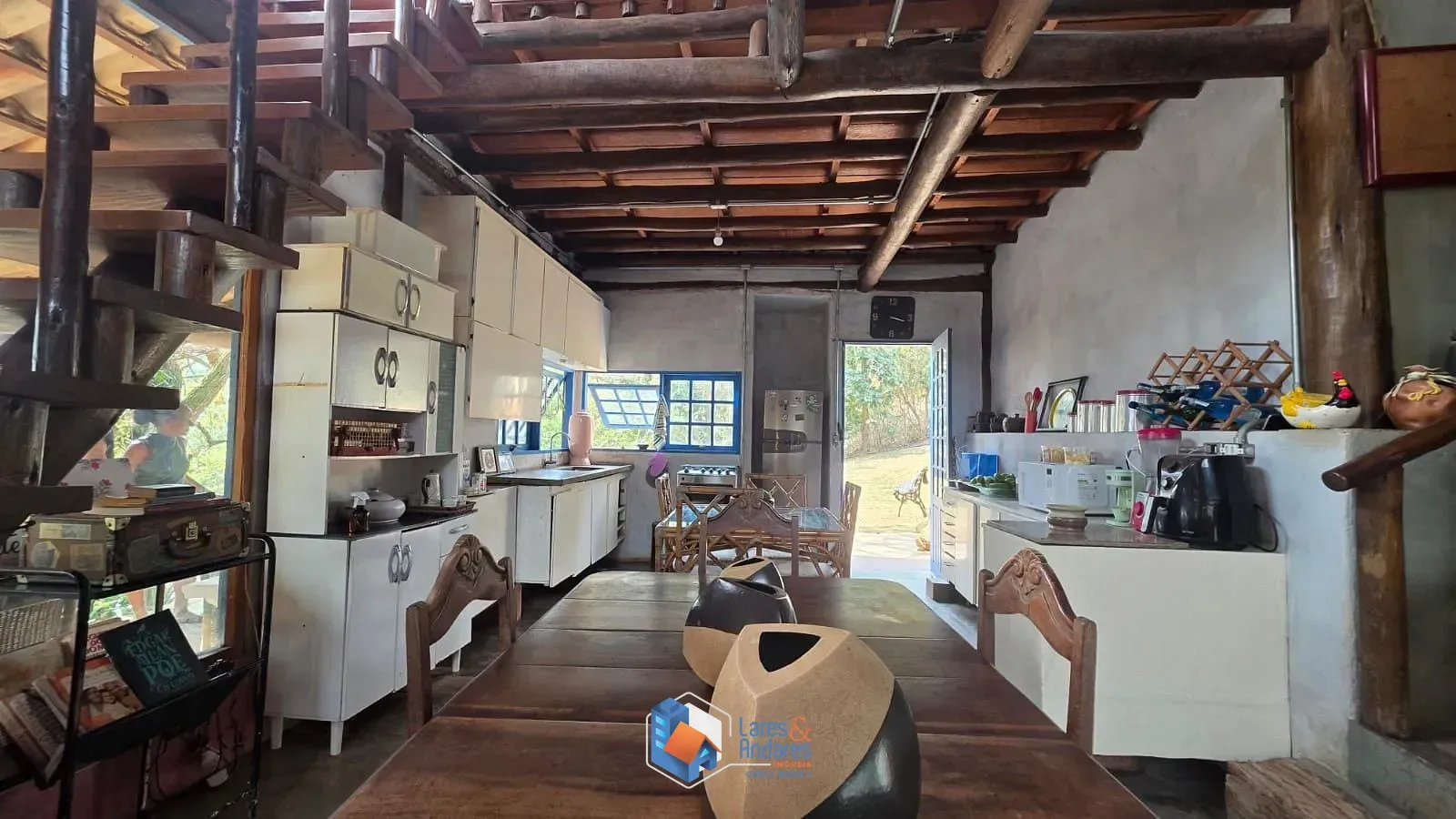 Imagem Casa Rústica - um verdadeiro refúgio de harmonia e luz, onde cada detalhe convida a viver o essencial.