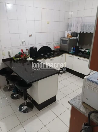 Imagem Linda casa no Jardim San Fernando: 3 dormitórios (1 suíte), cozinha planejada, churrasqueira, 2 vagas de garagem, 180m² de terreno e 117m² de área útil.