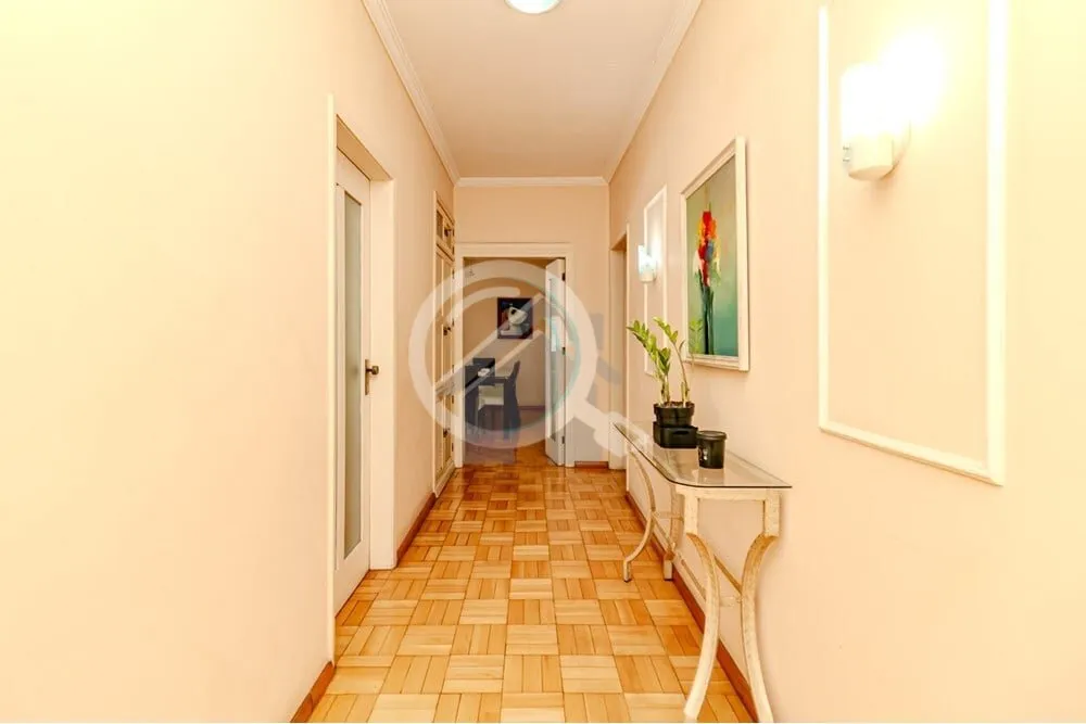 Imagem Apartamento espaçoso com 3 dormitórios, um suíte com sacada, living com 2 ambientes, banheiro soc...