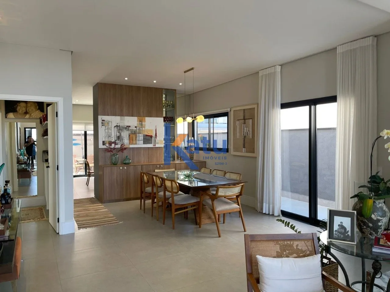 Imagem Descubra esta encantadora casa em condomínio no Jardim Ermida I, Jundiaí. Com 217 m² de área pri...