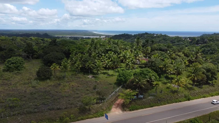 Imagem Excelente terreno em Itacaré cerca de 2 km do centro da cidade com linda vista para formosa peníns...