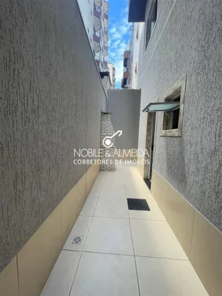 Imagem Sobreposta baixa, em condomínio, próximo a praia