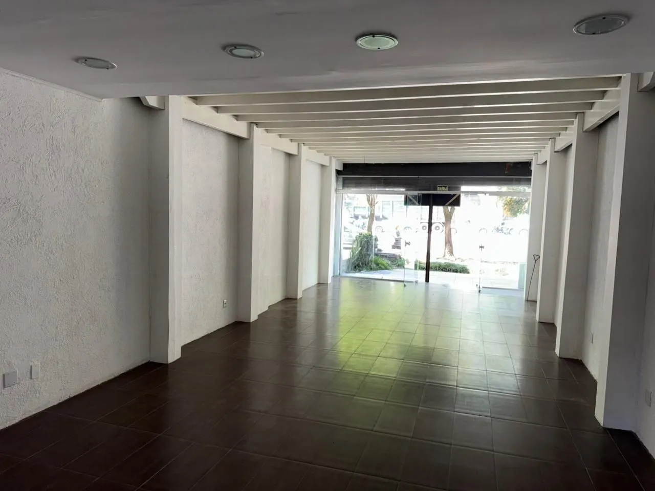 Imagem MÁFFER IMÓVEIS ALUGA LOJA COM SOBRELOJA NO BAIRRO AUXILIADORA Amplo imóvel localizado em ponto estratégico, com grande fluxo de veículos e pedestres, ideal para quem busca visibilidade e destaque comercial.